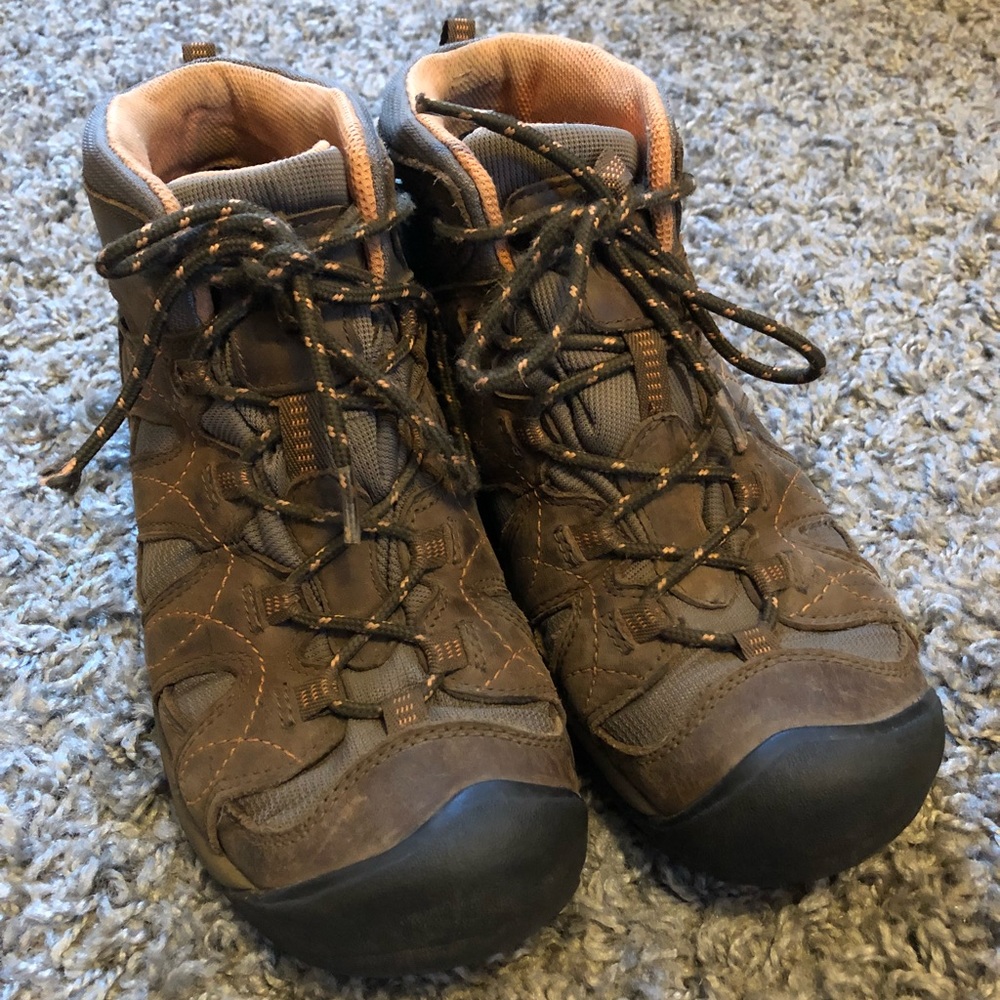 (on hold) KEEN women’s hiking boots size 9